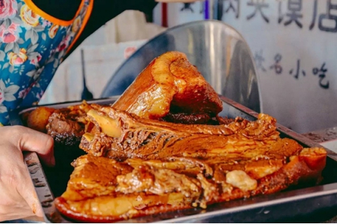 第一次吃西安肉夾饃，怎么假裝成為老桿模樣？